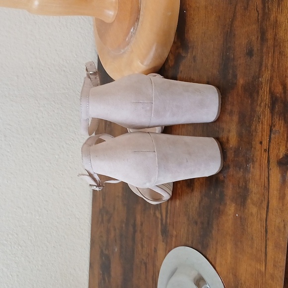 Firm $$ A new day thick heel cream color 9.5 - Picture 7 of 7